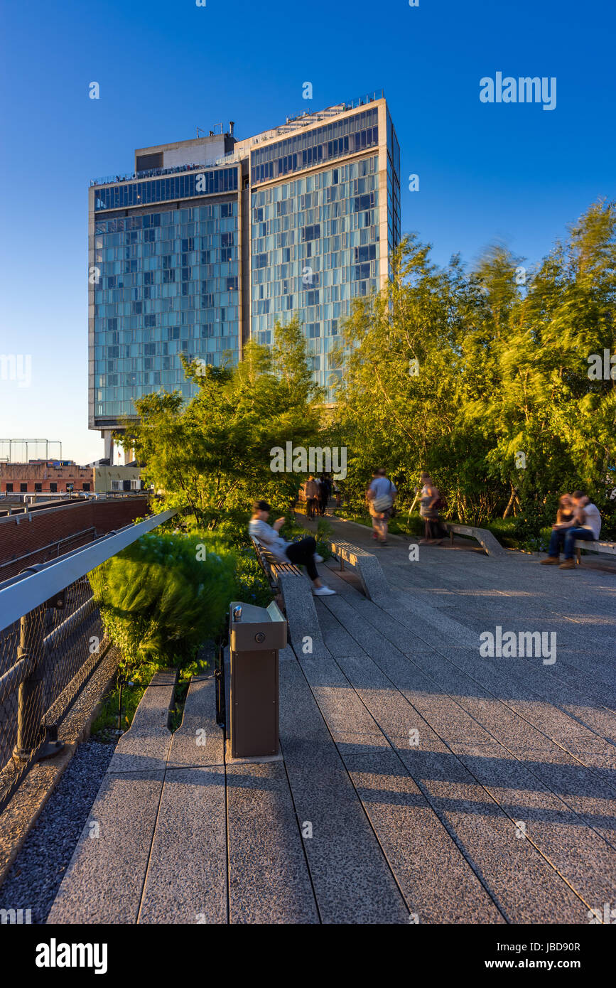 La linea alta in estate con lo standard High Line Hotel. Il Greenwich Village di New York City Foto Stock