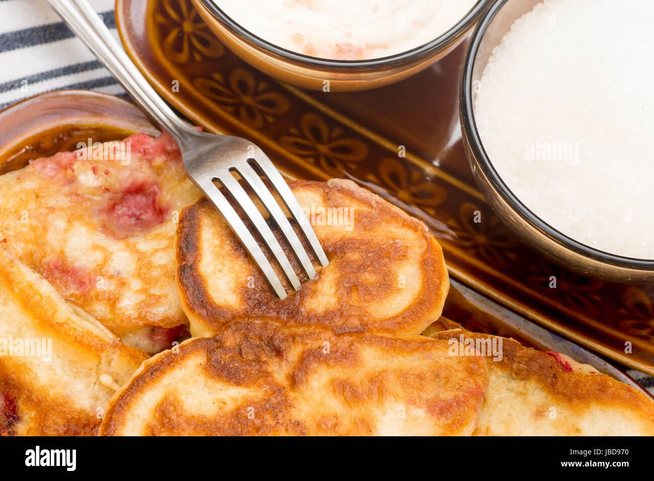 Caduta di dolci scones con fragole Foto Stock