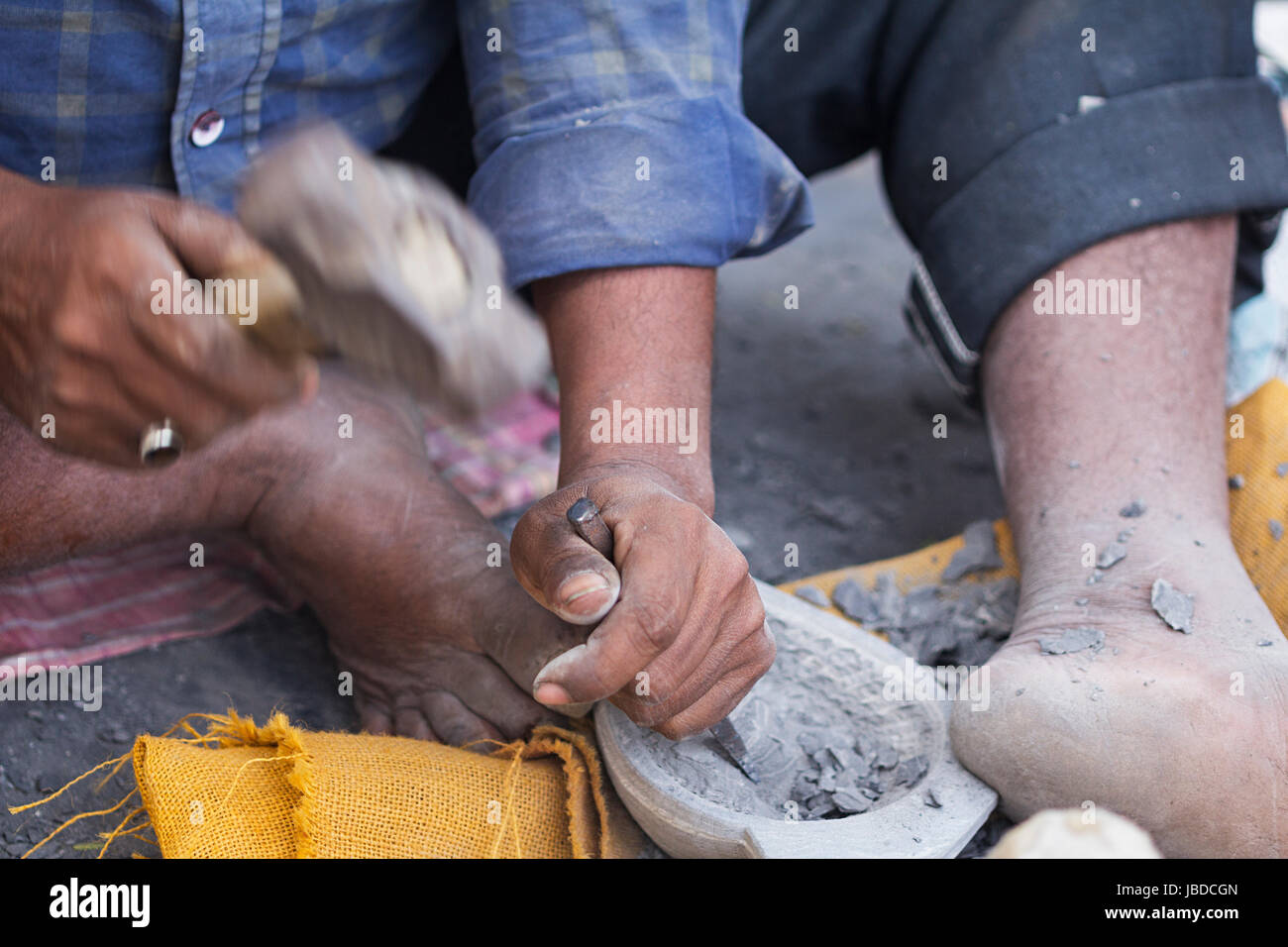 1 Uomo rurale del lavoro artigianale di Lavoro dello scultore in negozio Foto Stock