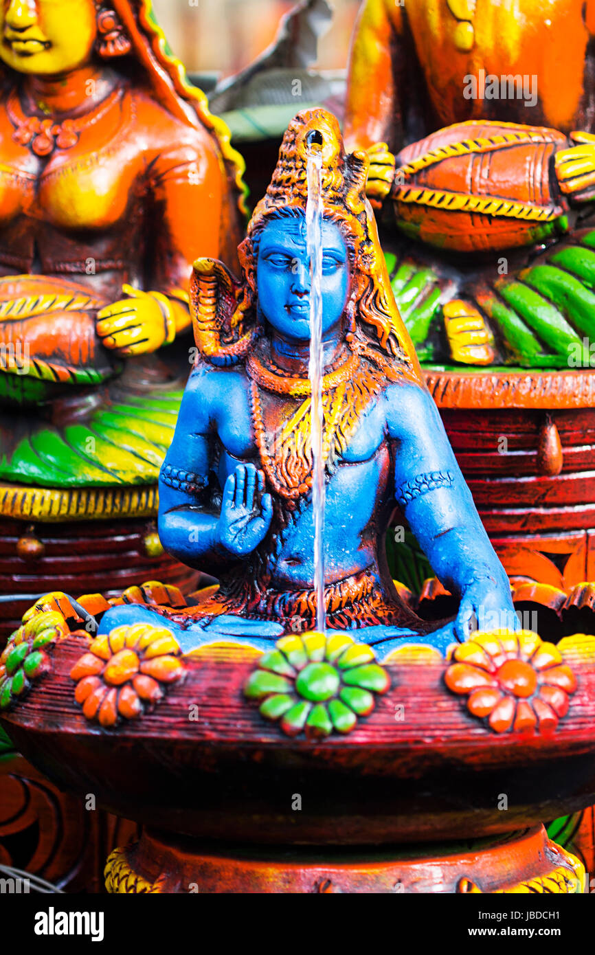 In primo piano il dio Shiva statua s testa caduta di acqua nel mercato Foto Stock