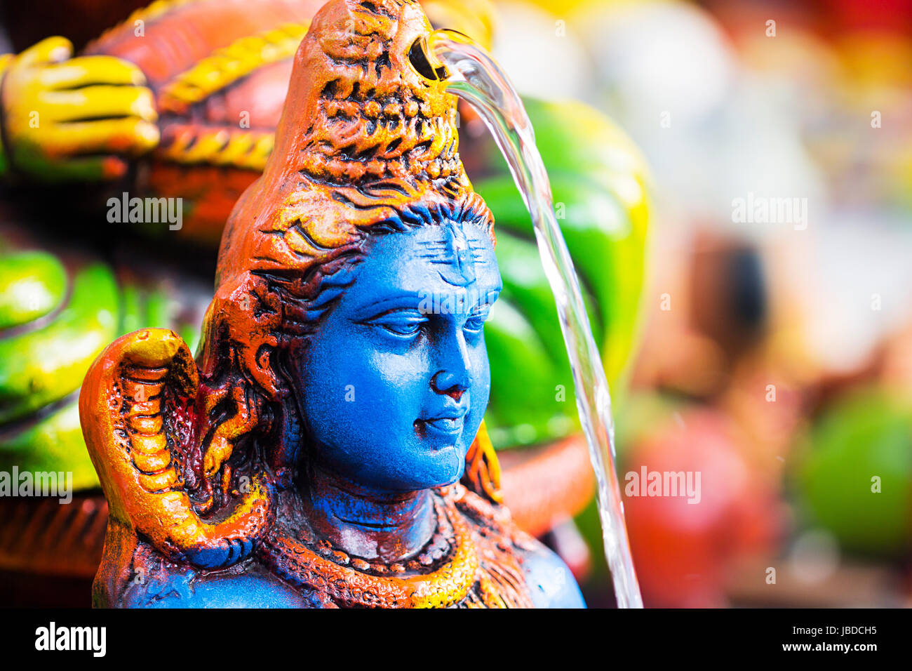 Dio Shiva testa statua caduta in acqua rappresentazione umana artigianato nessuno Foto Stock