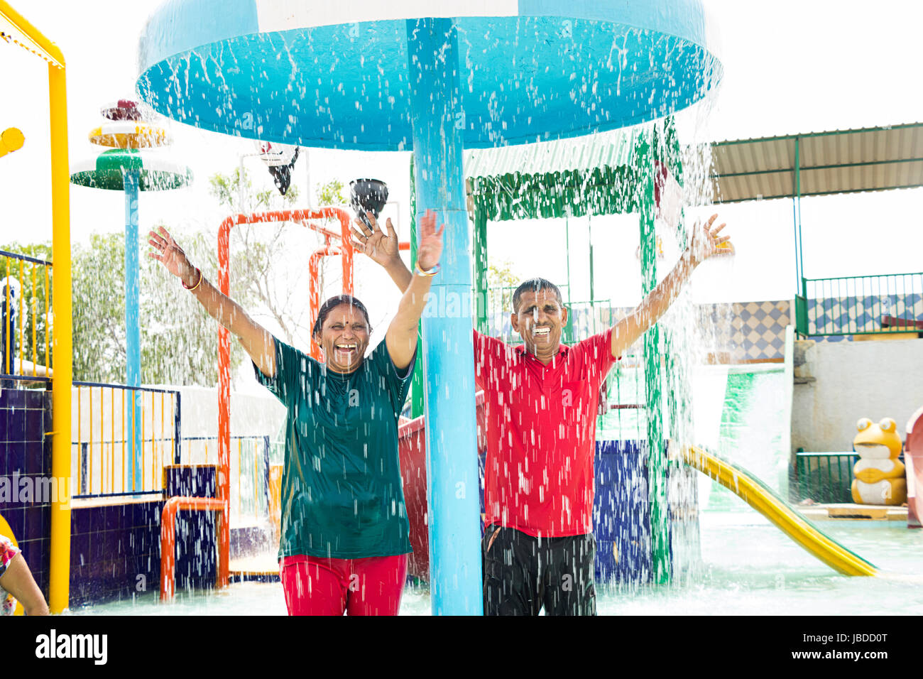 2 indian coppia senior di balneazione divertente parco acquatico con piscina Foto Stock