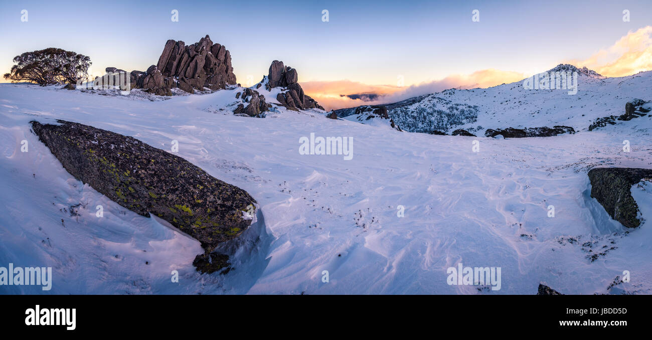 Inverno suset presso la più alta montagna Australiano, Kosciuszko National Park, Victoria Foto Stock