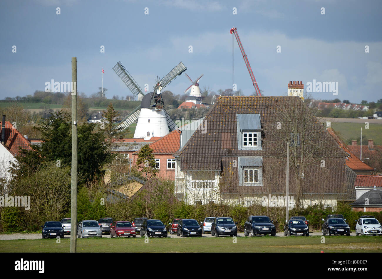 Vista sui tetti della città Sønderborg in Danimarca, con i suoi due abbastanza simile vecchi mulini a vento. Foto Stock