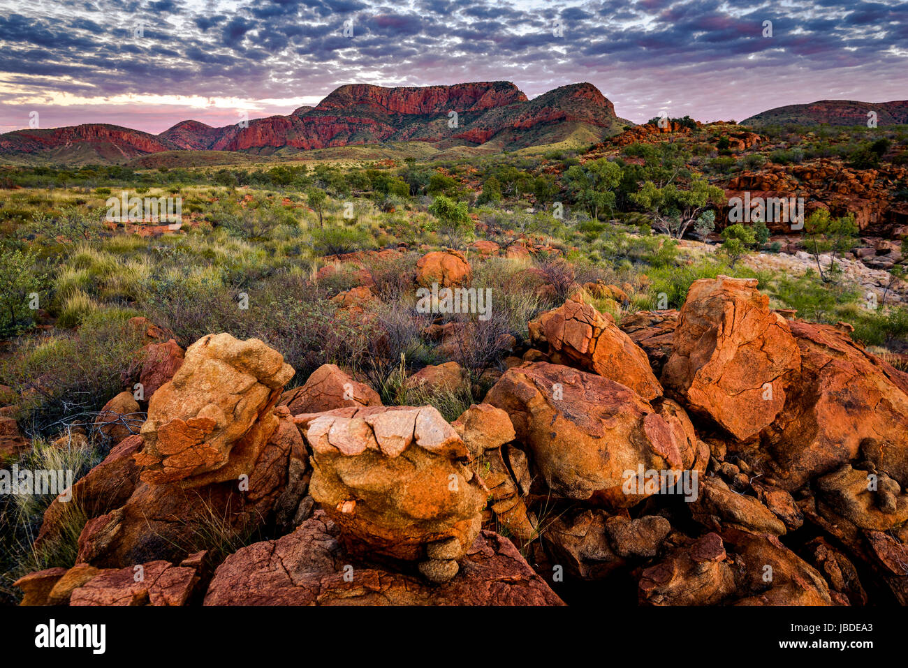 Tramonto a Ormiston Pound, West Macdonnell Ranges, Territorio del Nord Foto Stock