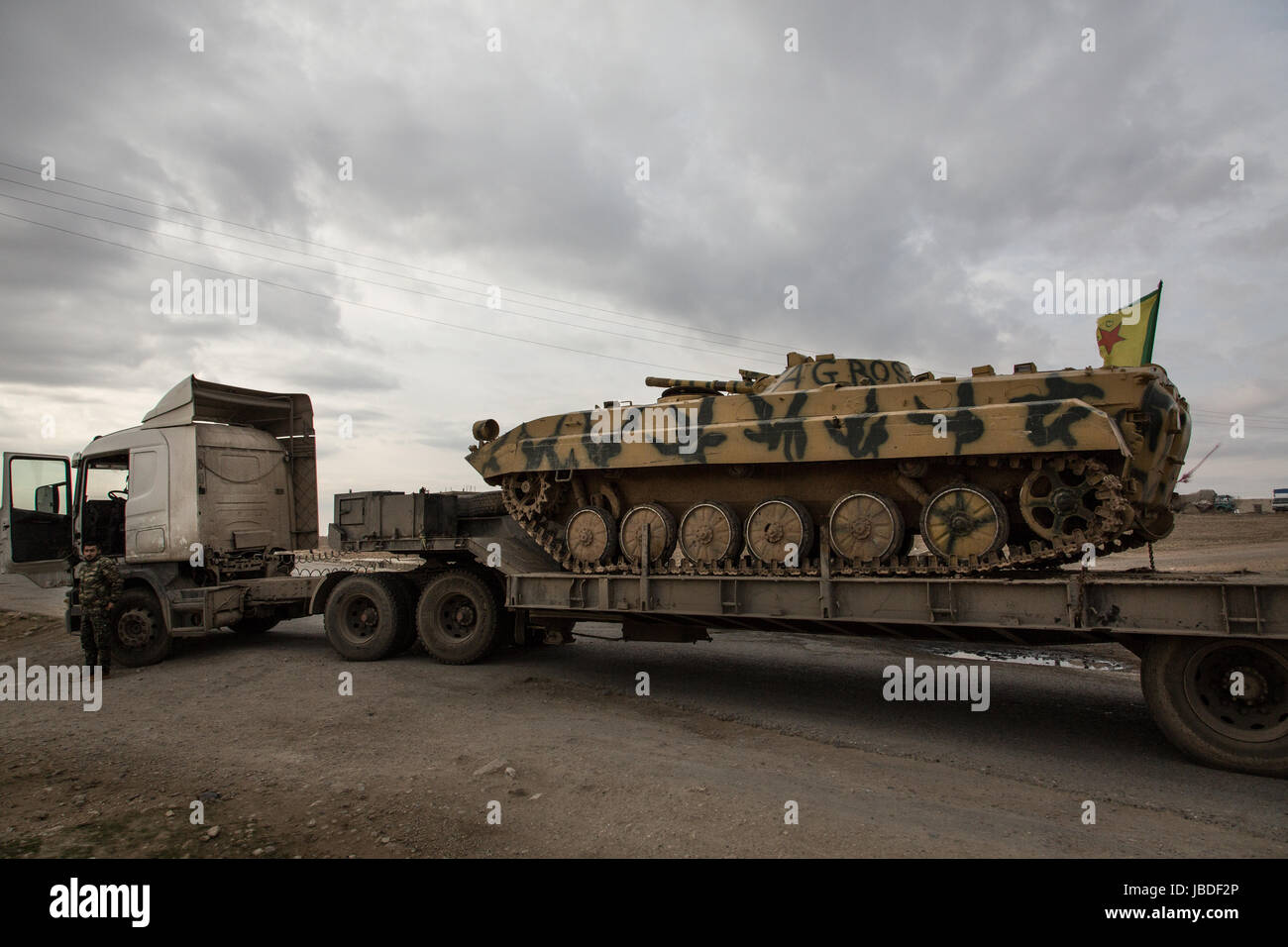 Chris Huby / Le Pictorium - Siria / Rojava - ira dell'Eufrate - 02/01/2017 - Rojava - Siria ROJAVA / DEC16 - Jan17. Un serbatoio YPG sulla strada del villaggio Mahmudli. Foto Stock