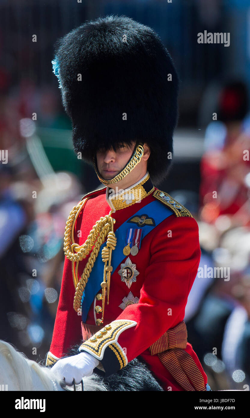 Il Duca di Cambridge, il Colonnello delle guardie irlandesi, sfilando verso il basso al centro commerciale nel centro di Londra durante il colonnello della revisione, le prove finali del Trooping il colore, la regina compleanno annuale parata. Foto Stock