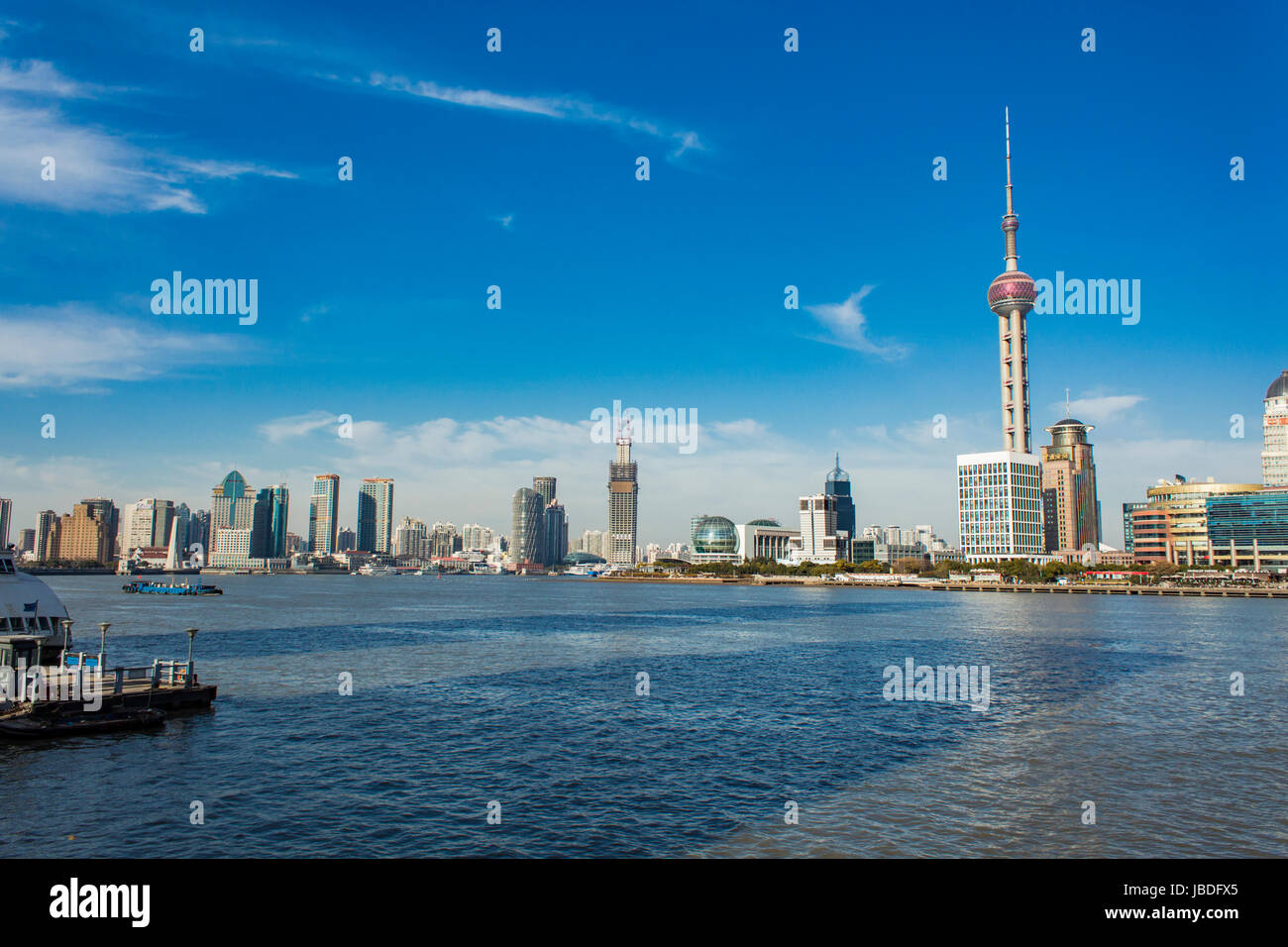 SHANGHAI, Cina - 24 gennaio 2014: vista in grattacieli di Lujiazui del distretto di Shanghai. Attualmente ci sono più di 30 edifici oltre 25 storie Foto Stock