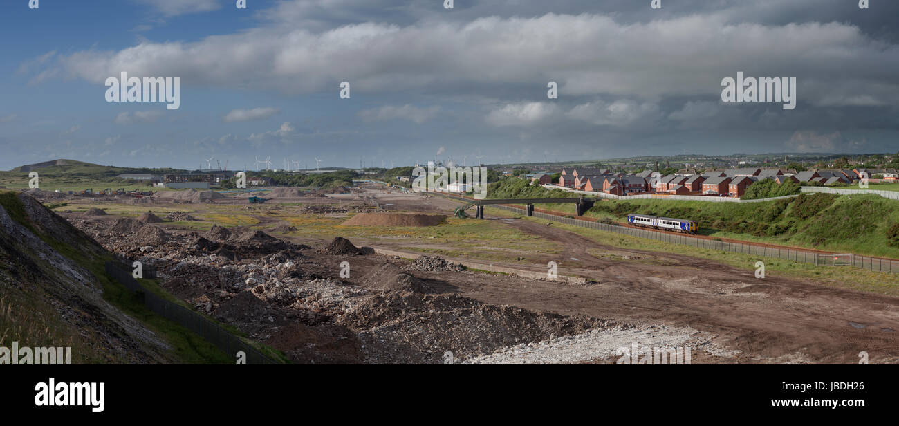 Il 1622 da Newcastle - Whitehaven passa il sito di ex British Steel Mossbay acciaierie, Workington, Cumbria, Regno Unito 3/ Foto Stock