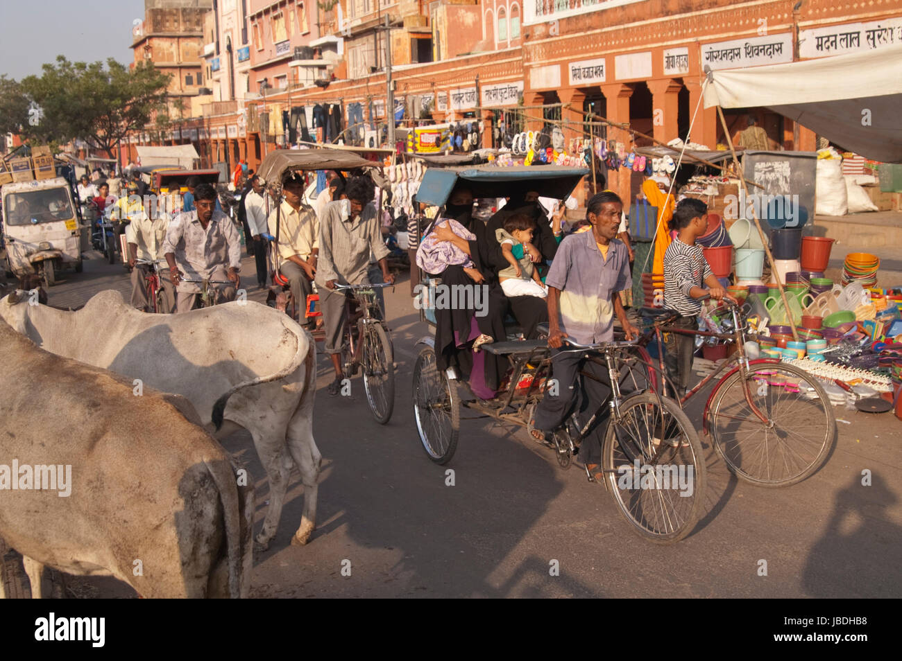 La strada affollata scena nel quartiere vecchio di Jaipur nel Rajasthan, India. Foto Stock