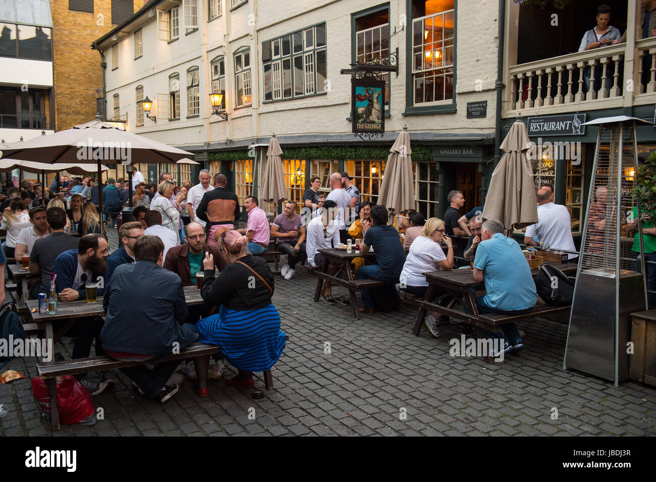 I bevitori fuori il George Pub di Borough High Street, Londra, una settimana dopo l' attentato terroristico vicino al London Bridge e di Borough Market. Foto Stock