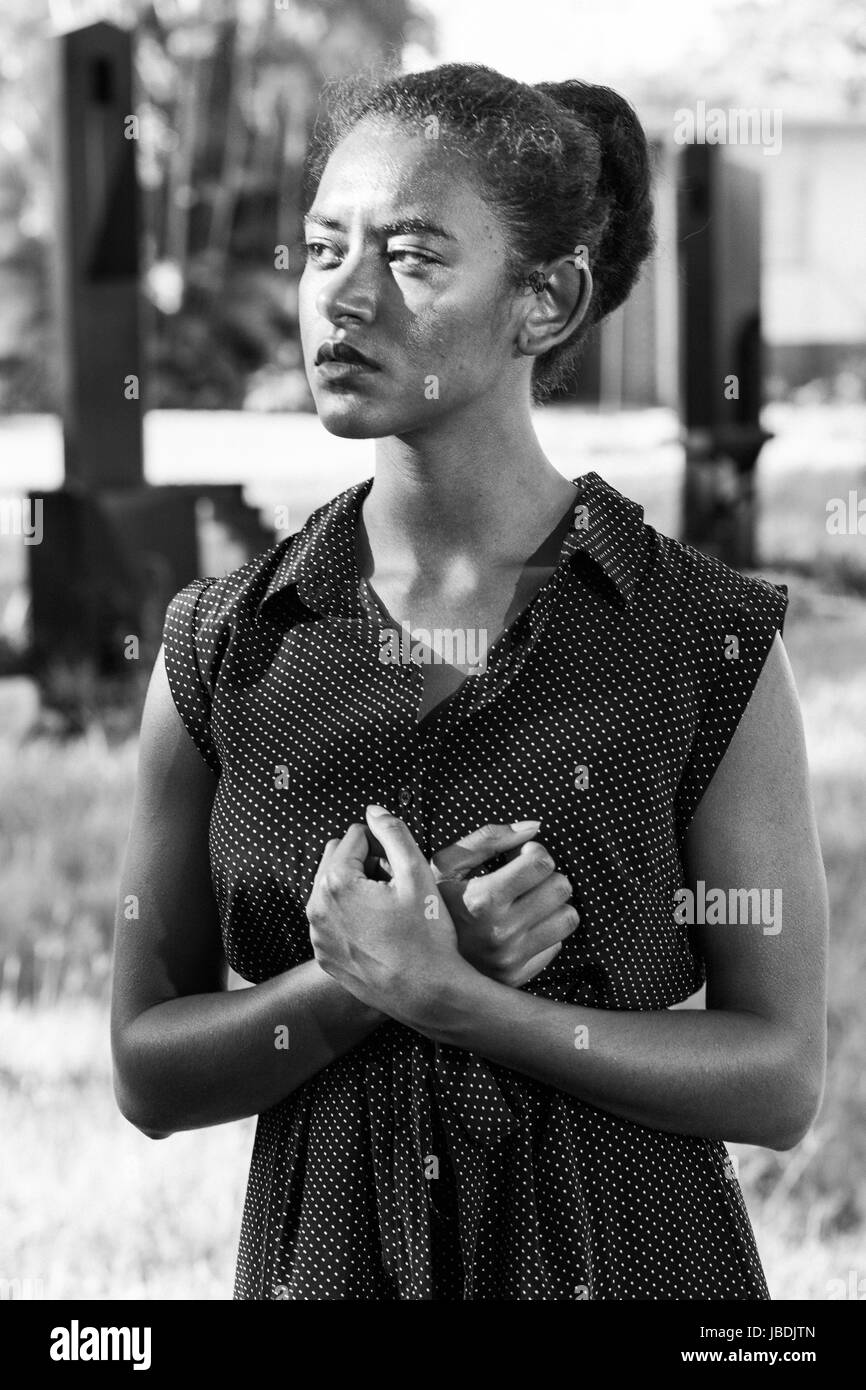 Giovane donna con le braccia incrociate Foto Stock