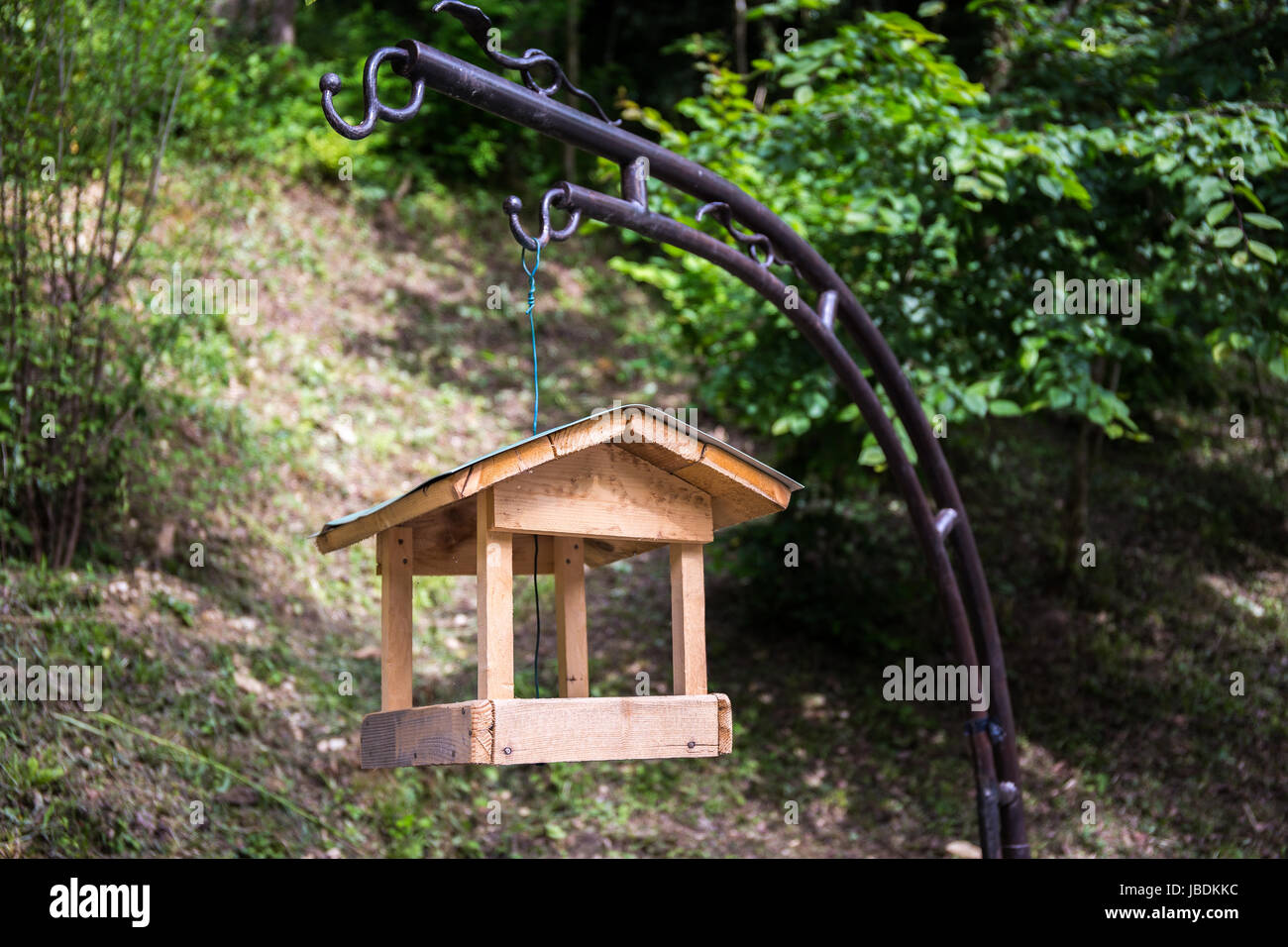 Una piccola casetta per uccelli in legno Foto Stock