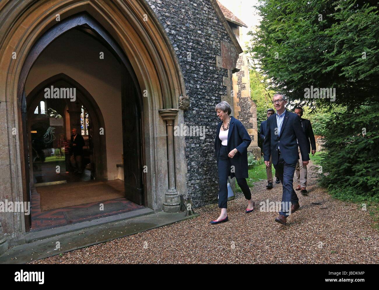 Il primo ministro Theresa Maggio e suo marito Filippo arriva a frequentare la santa Comunione a Sant'Andrea Chiesa di Sonning, Berkshire. Foto Stock