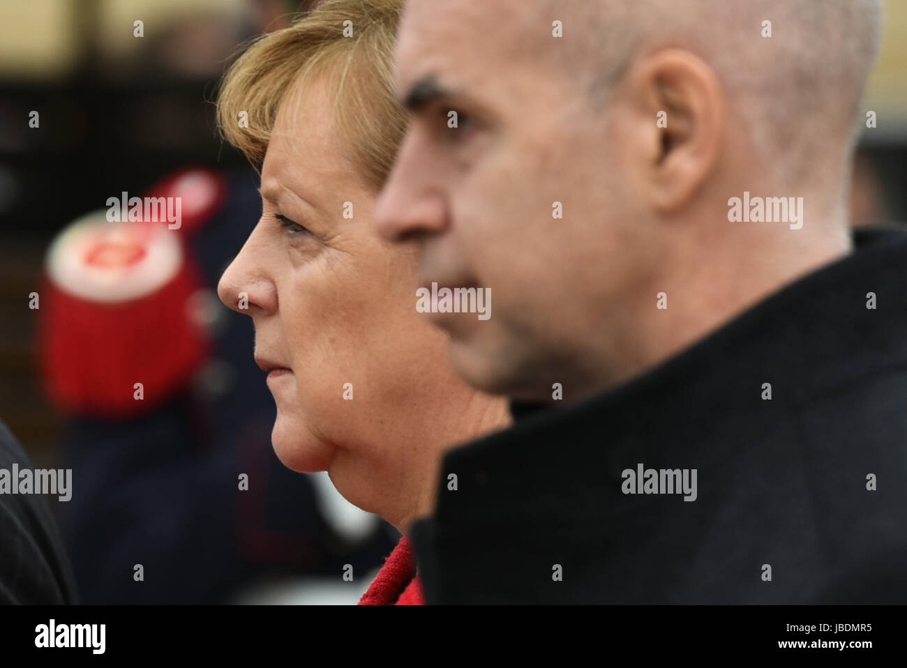 Buenos Aires, Argentina. 8 Giugno, 2017. Il cancelliere della Germania Angela Merkel (L), il sindaco della città di Buenos Aires Horacio Rodriguez Larreta (R) durante una ghirlanda-posa cerimonia presso il Plaza San Martin Square a Buenos Aires, Argentina. Foto Stock