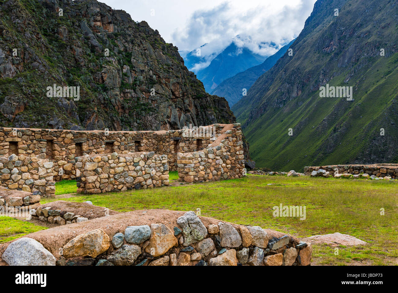 Le rovine di Willkaraqay e le montagne circostanti nella Valle Sacra area, lungo il Cammino Inca fare il Machu Picchu in Perù, Sud America Foto Stock
