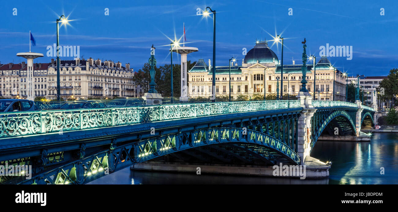 Famoso ponte e Università di Lyon di notte Foto Stock