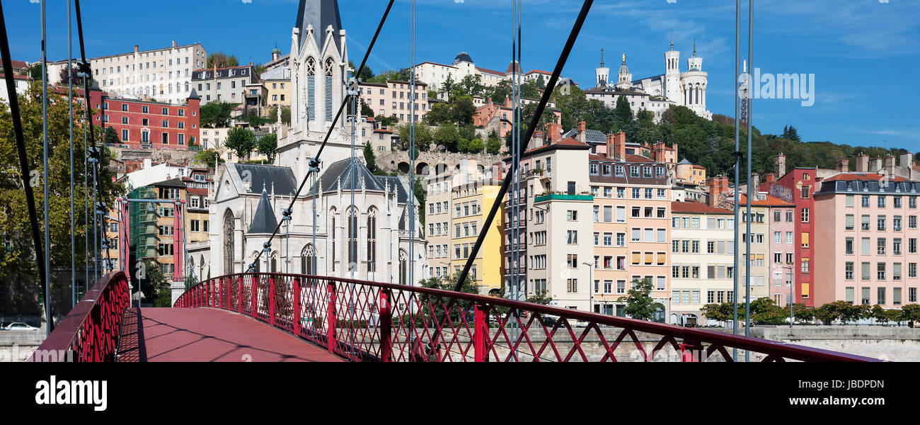 Vista di Lione con red passerella sul fiume Saone Foto Stock