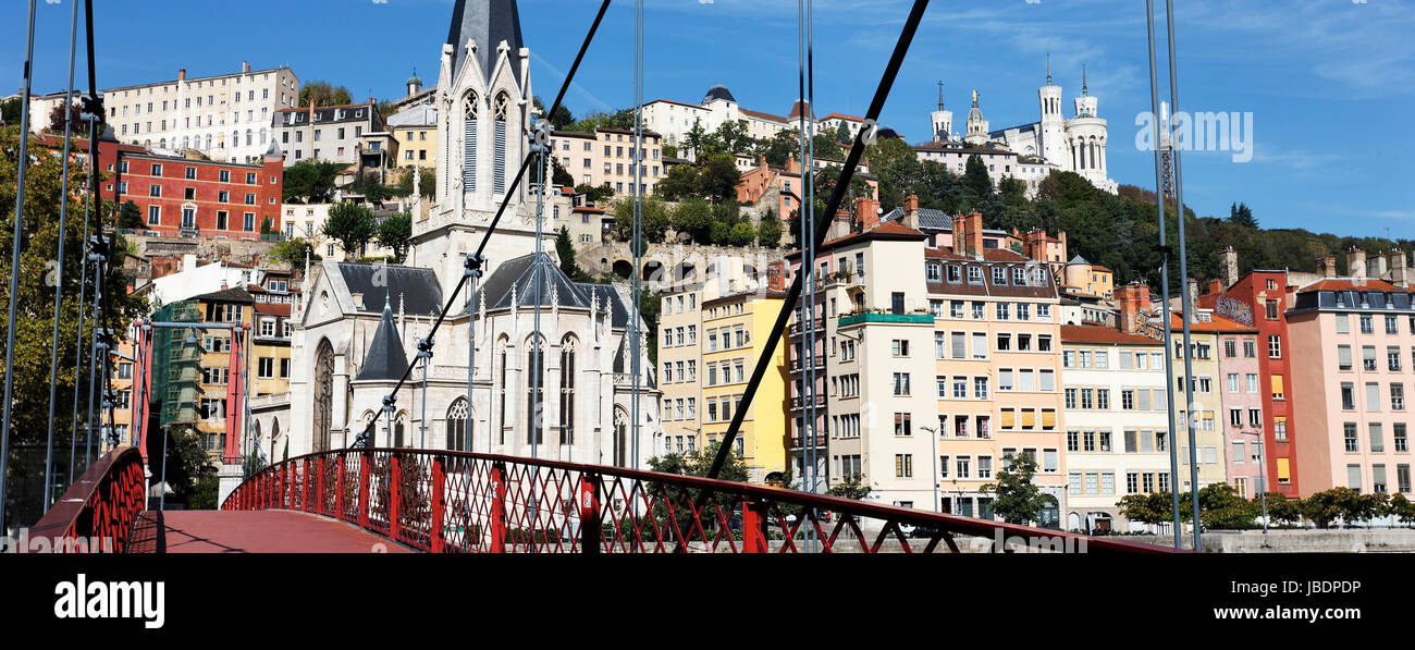 La città di Lione con red passerella sul fiume Saone Foto Stock