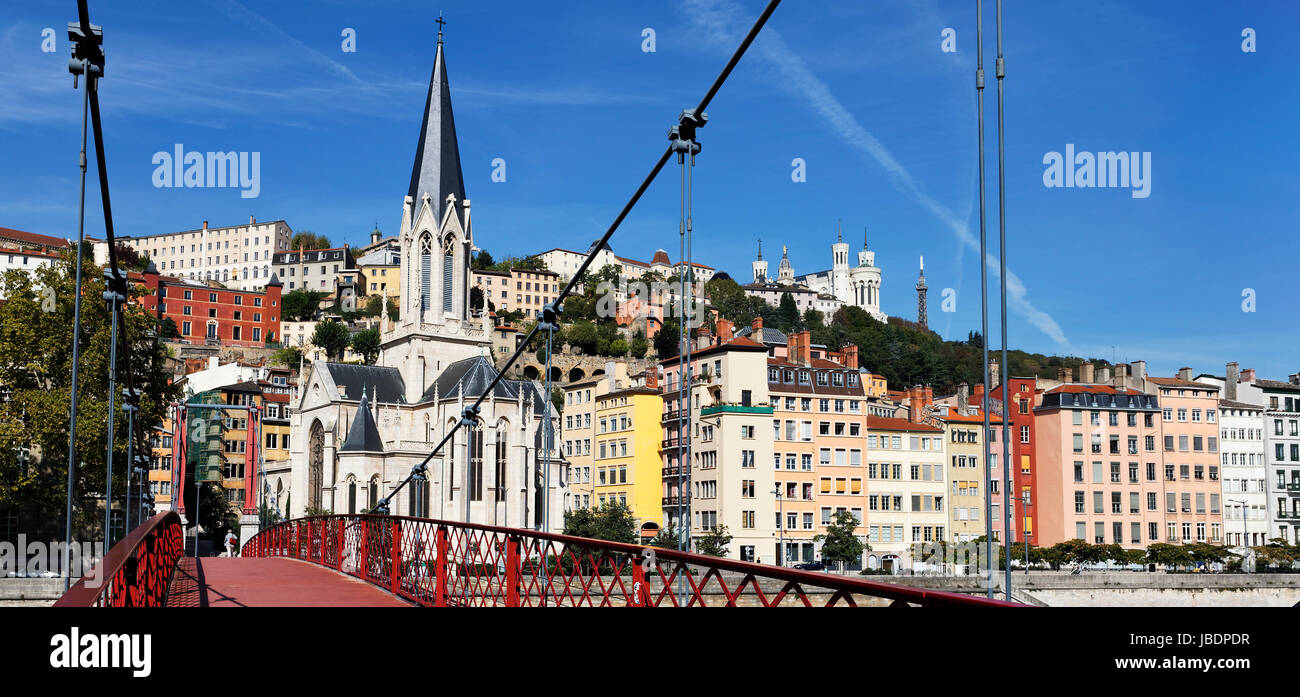 La città di Lione con la passerella sul fiume Saone Foto Stock