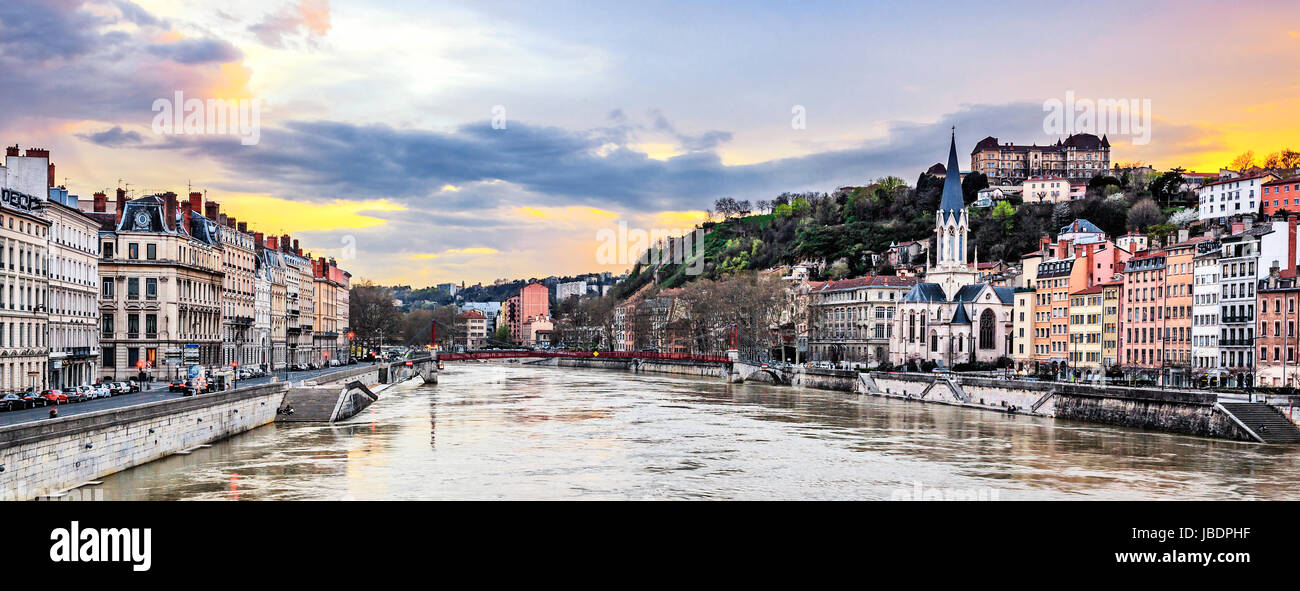 Fiume Saone nella città di Lione al tramonto, Francia Foto Stock