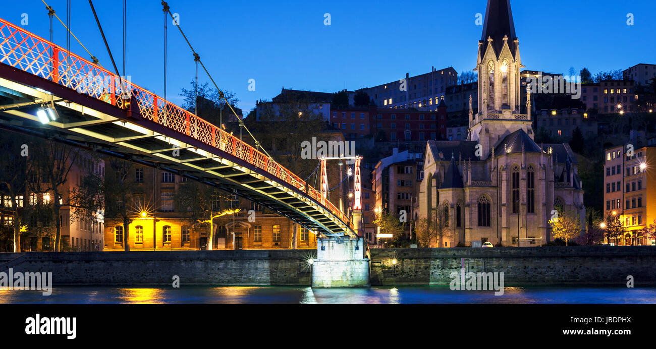 Passerella sul fiume Saone di notte, Lione, Francia Foto Stock