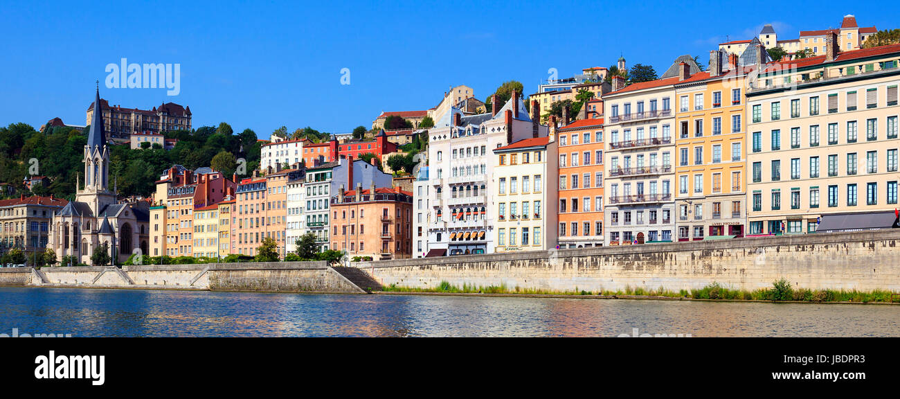 Lione cityscape dal fiume Saone con case colorate e fiume Foto Stock