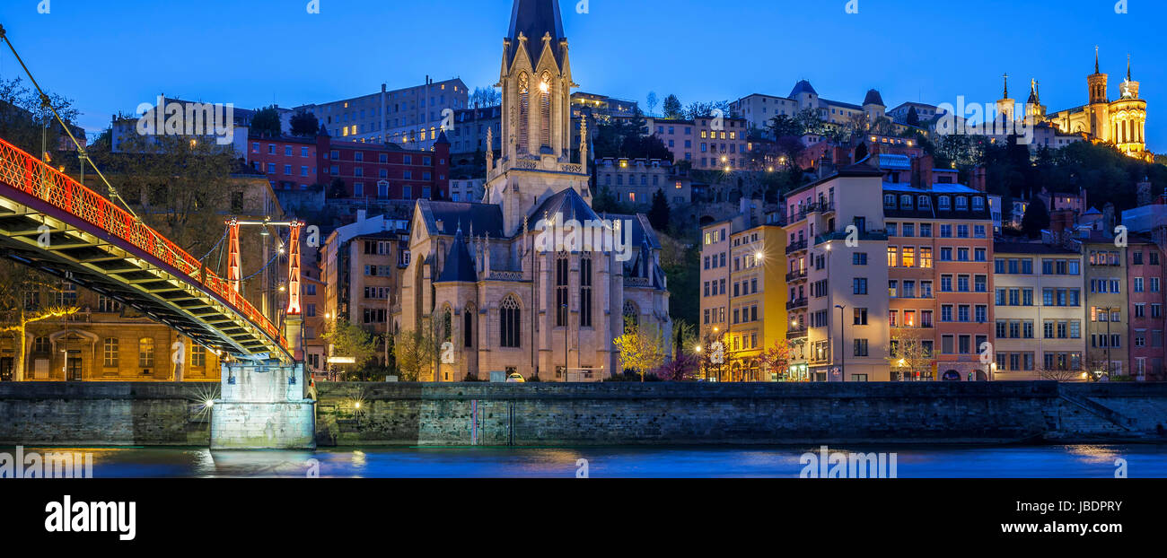 Famosa chiesa di Lione con il fiume Saone di notte Foto Stock