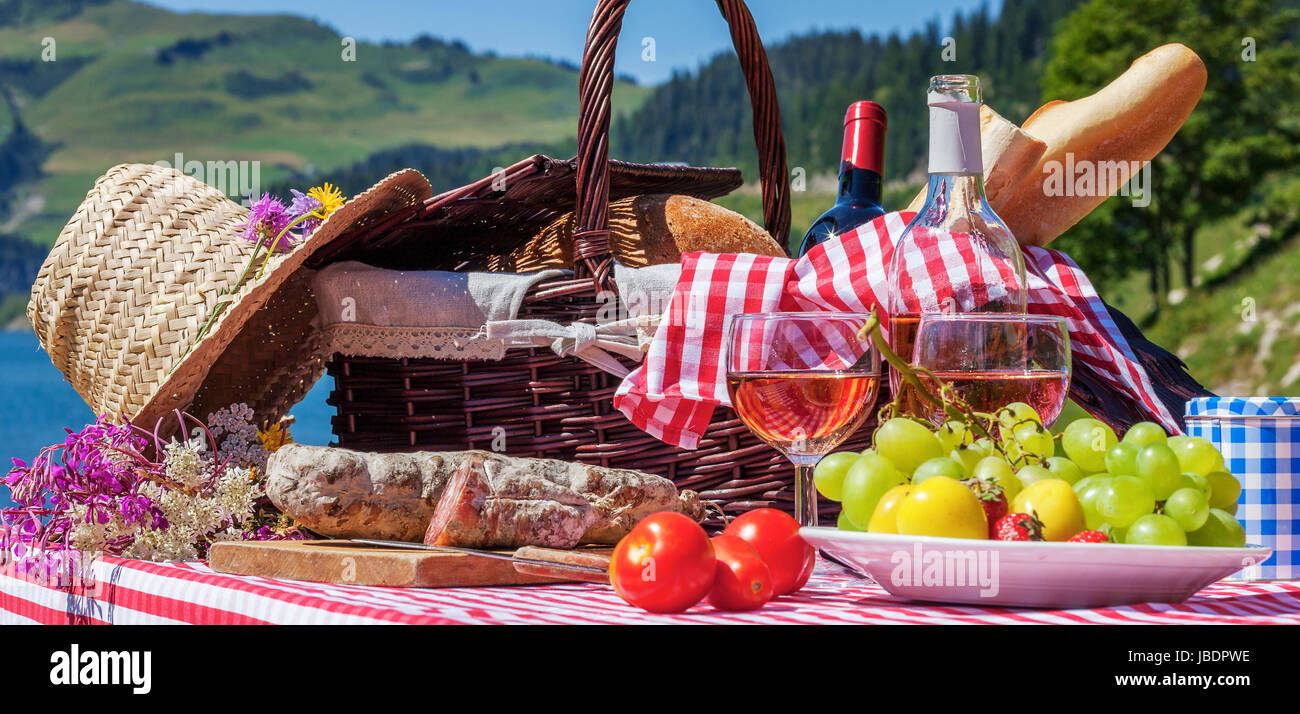 Vista del picnic in francese montagne alpine con il lago Foto Stock