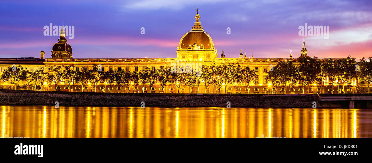 Vista di Lione dopo il tramonto con il fiume Saone Foto Stock