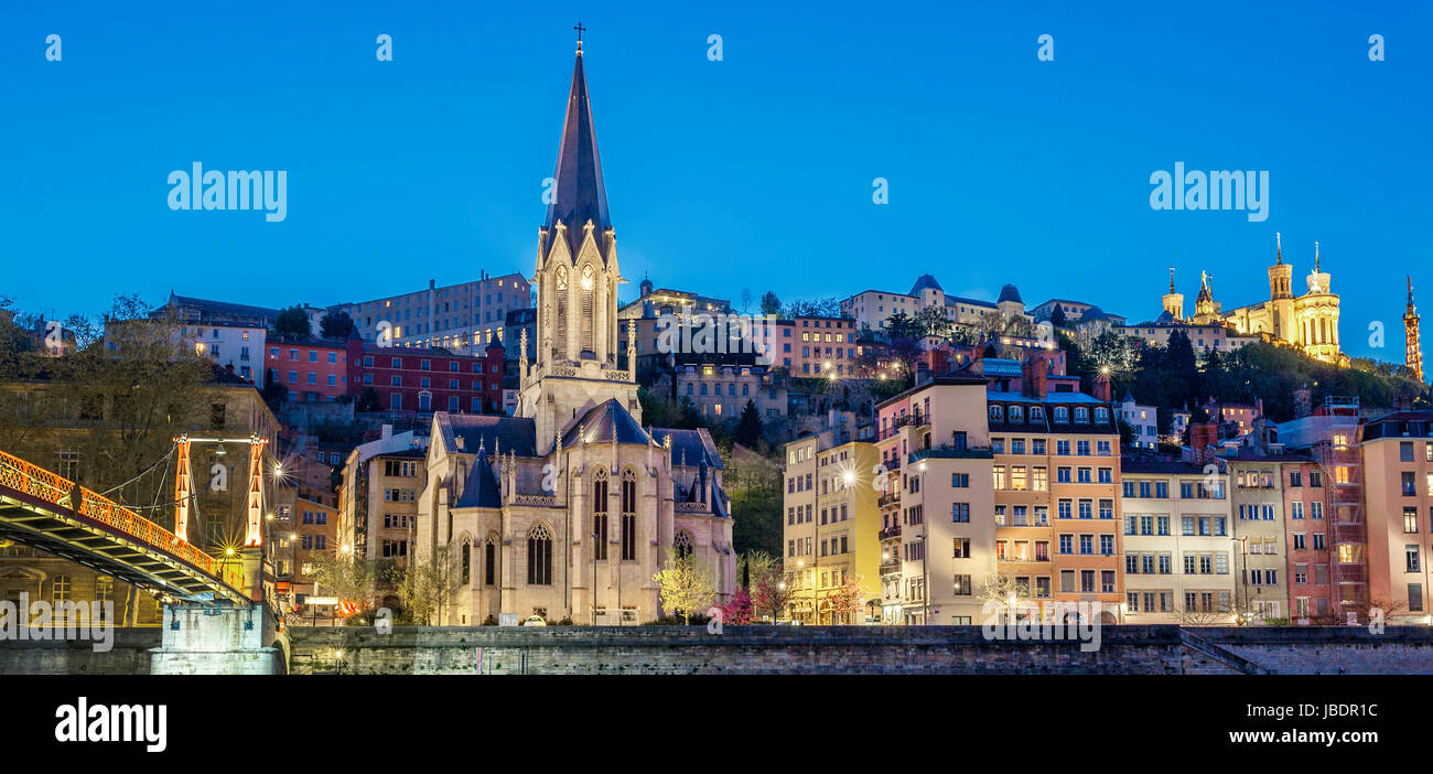 Famosa chiesa Santo-Giorgio a Lione con Saone river di notte Foto Stock
