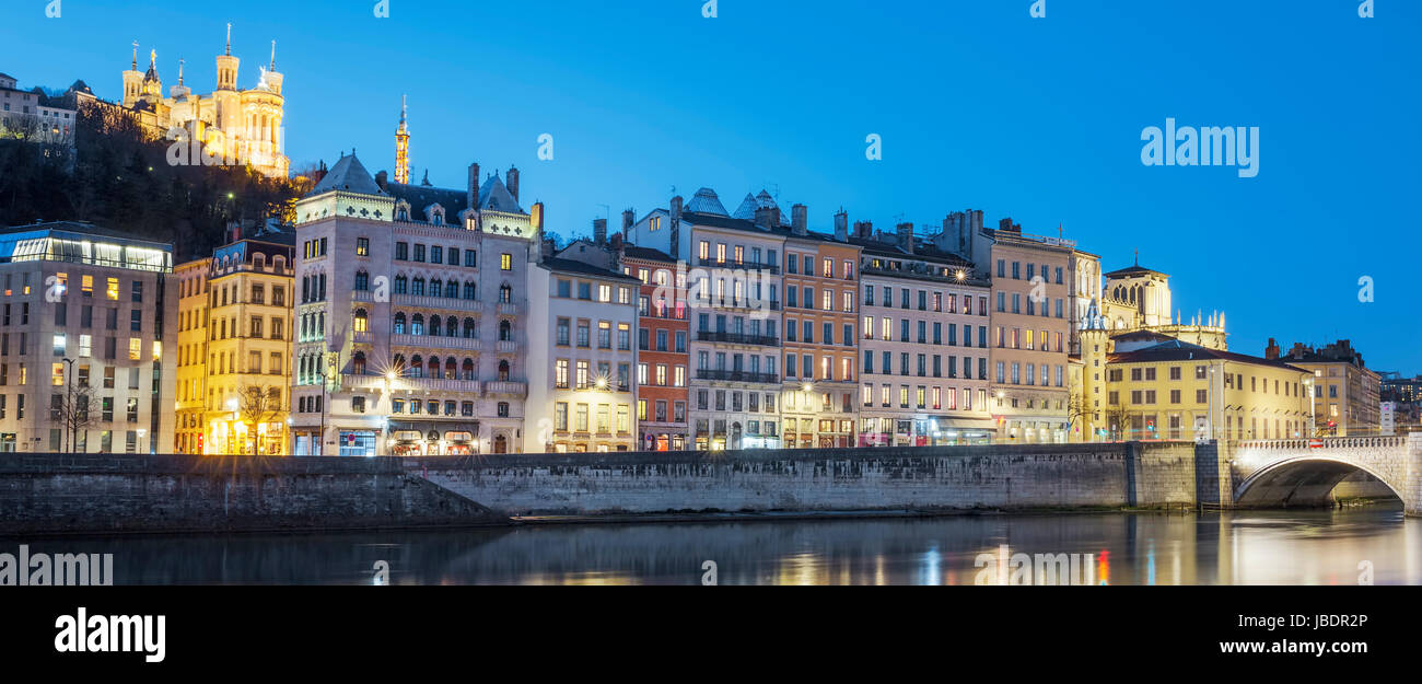 Vista di Lione con il fiume Saone di notte, Francia. Foto Stock