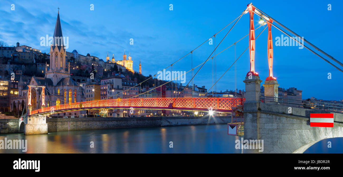 Vista di Lione con il fiume Saone e passerella di notte, Francia. Foto Stock