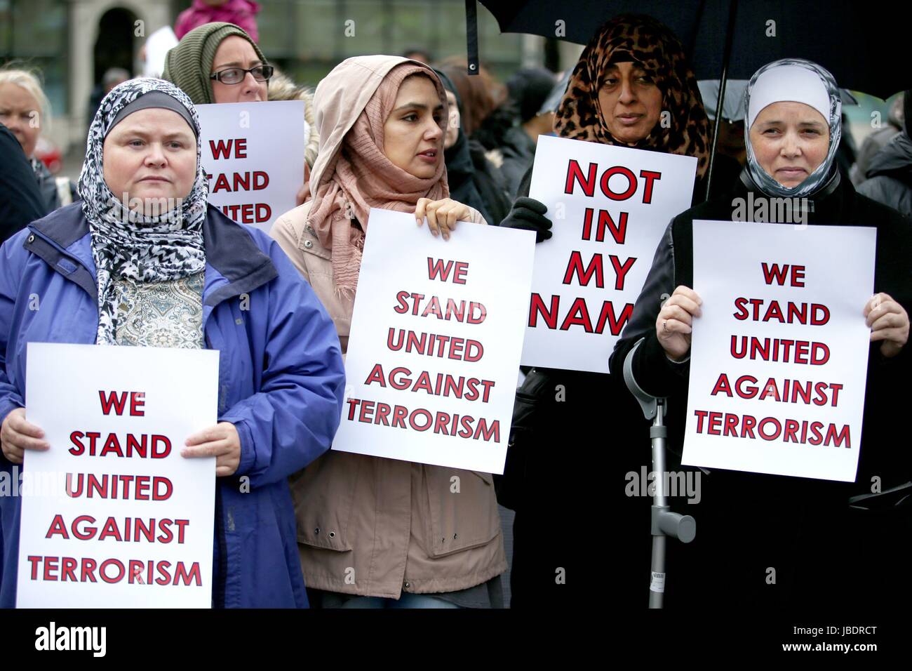 Persone che frequentano i musulmani Stand contro il terrorismo evento in George Square, Glasgow. Foto Stock