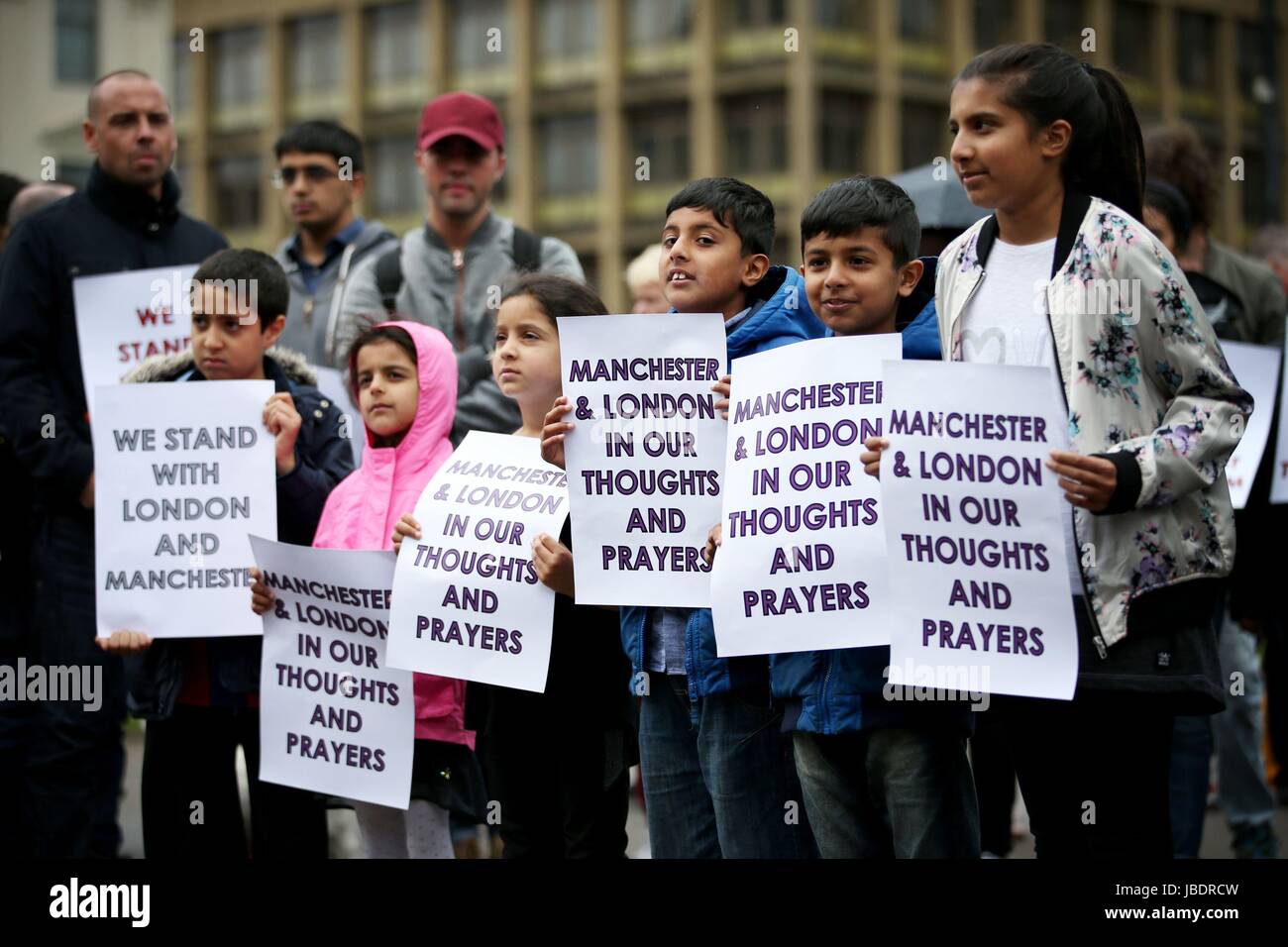 Persone che frequentano i musulmani Stand contro il terrorismo evento in George Square, Glasgow. Foto Stock