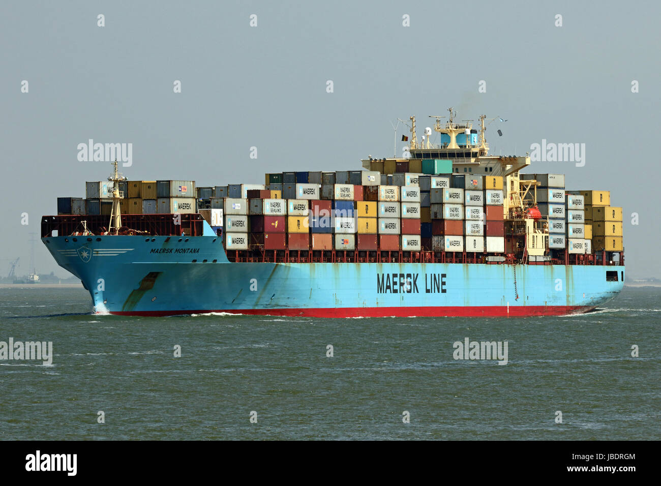 Il contenitore nave Maersk Montana passa Terneuzen e continua per il porto di Anversa. Foto Stock