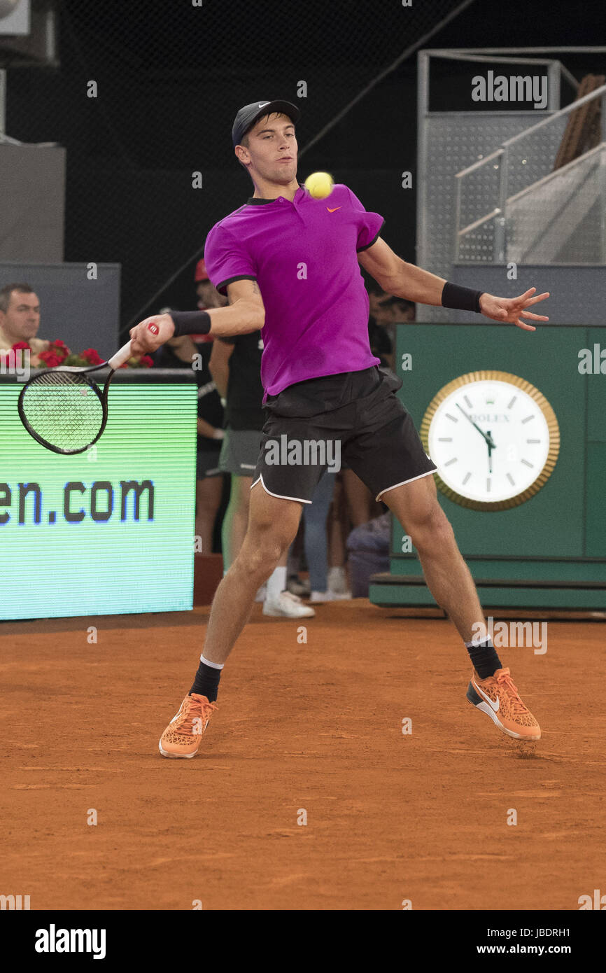 Borna Coric della Croazia contro Andy Murray del Regno Unito durante il giorno sei della Mutua Madrid Open tennis presso la Caja magica con: Borna Coric dove: Madrid, Spagna Quando: 11 maggio 2017 Credit: Oscar Gonzalez/WENN.com Foto Stock