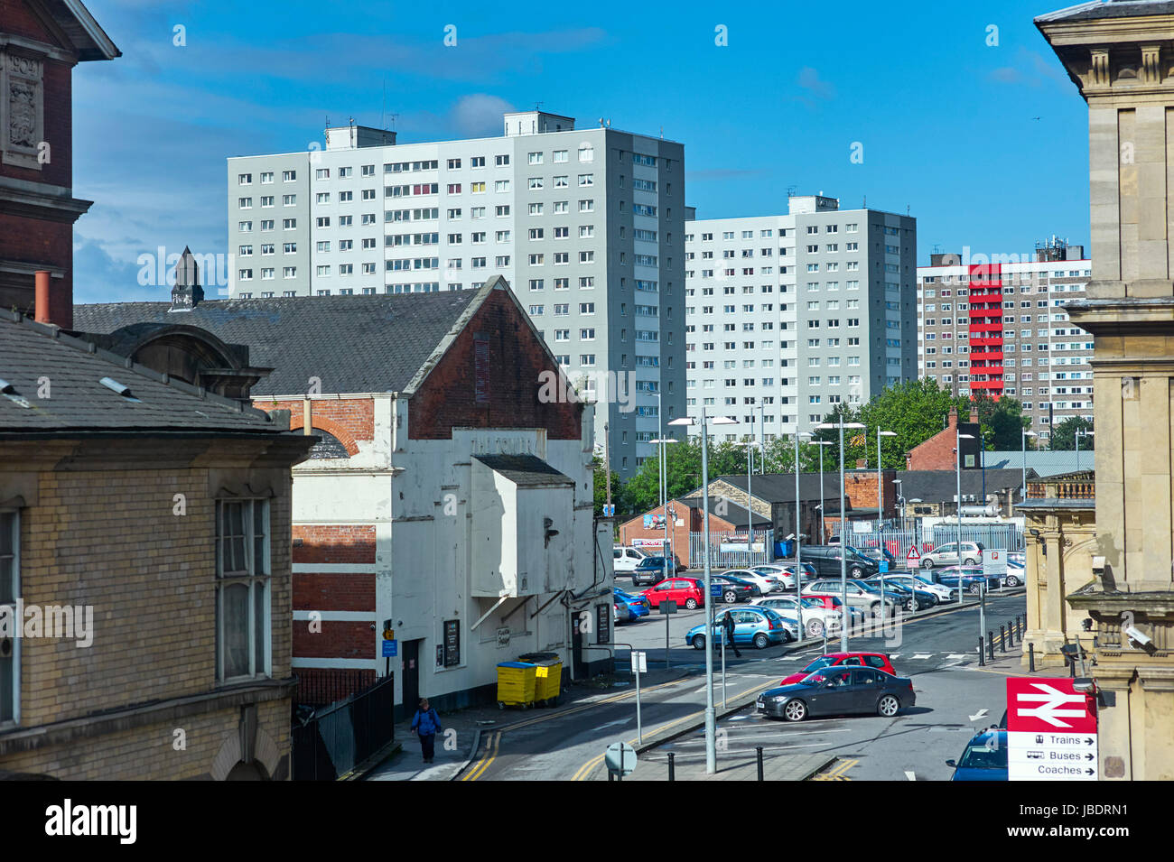 Vista degli appartamenti e la stazione del parco auto in Hull Foto Stock