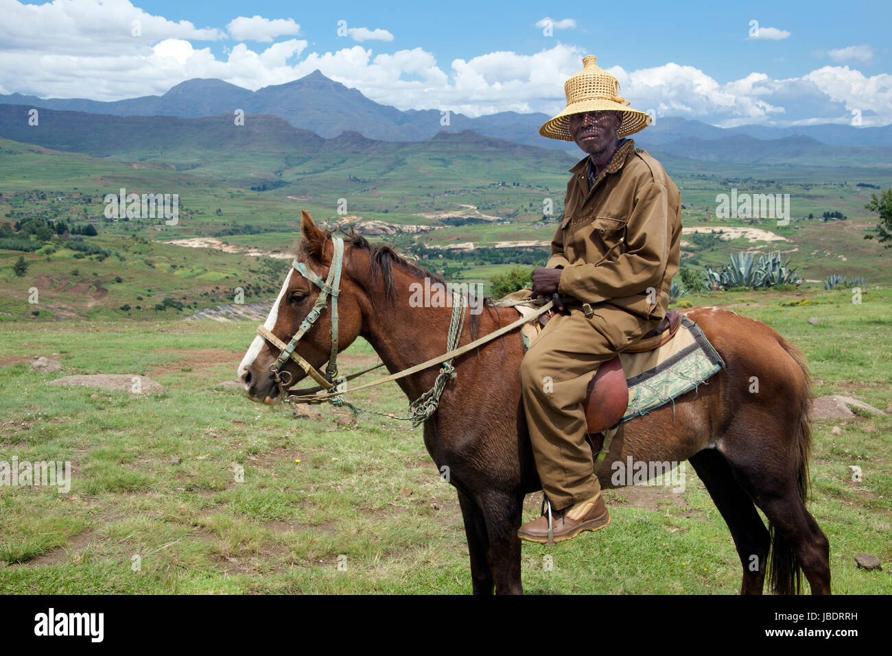 Uomo a cavallo che indossa gli abiti tradizionali e Basotho hat Berea district Lesotho Africa meridionale Foto Stock