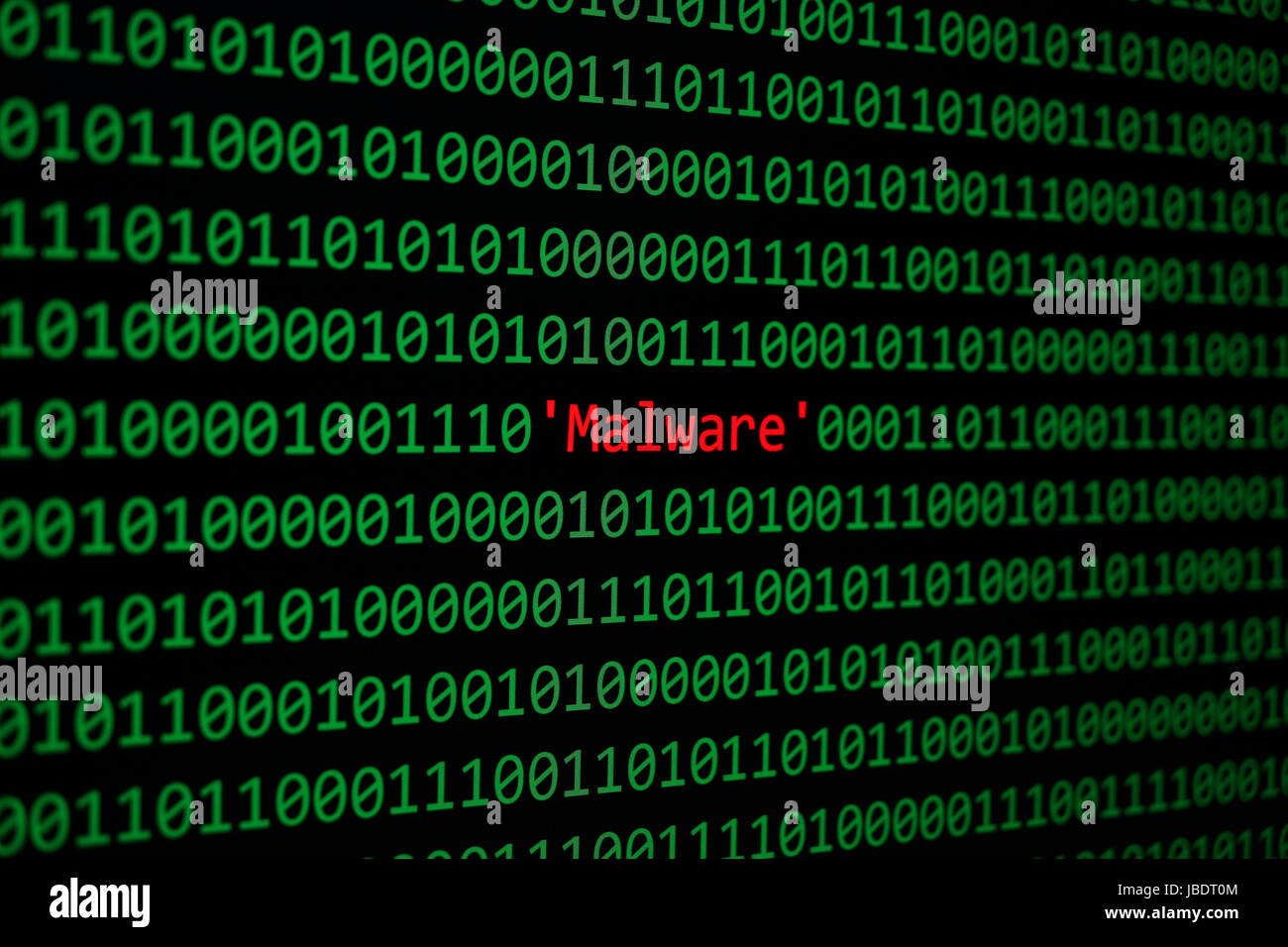 Rosso di malware e il codice binario, il concetto di sicurezza e Malware RansomWare attacco. Foto Stock