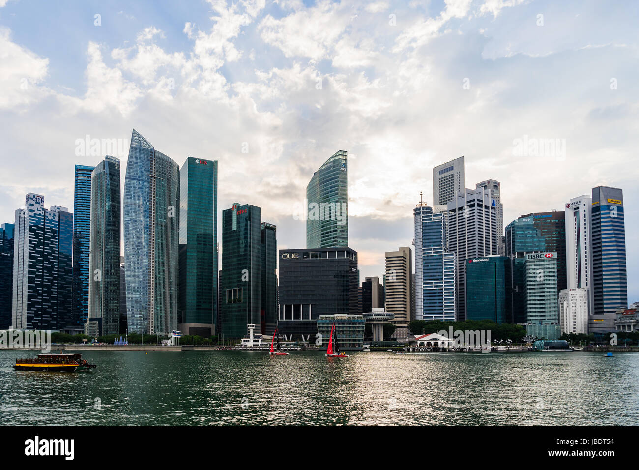 Singapore - Marzo 25, 2017: Singapore Cityscape edificio finanziario con drammatica Cloud nell'area di Marina Bay a Singapore, Urban crepuscolo Foto Stock