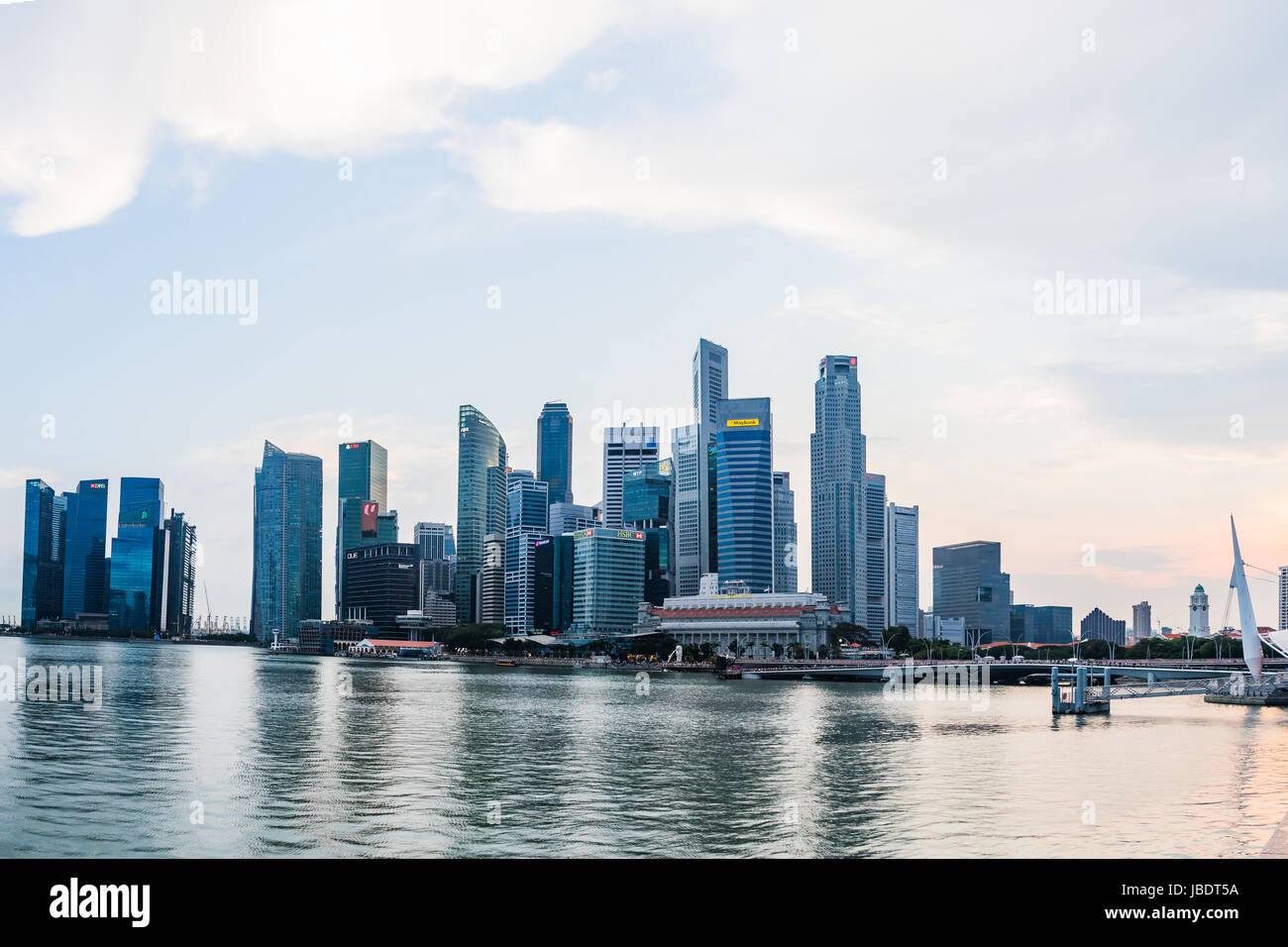 Singapore - Marzo 25, 2017: Singapore Cityscape edificio finanziario con drammatica Cloud nell'area di Marina Bay a Singapore, Urban crepuscolo Foto Stock