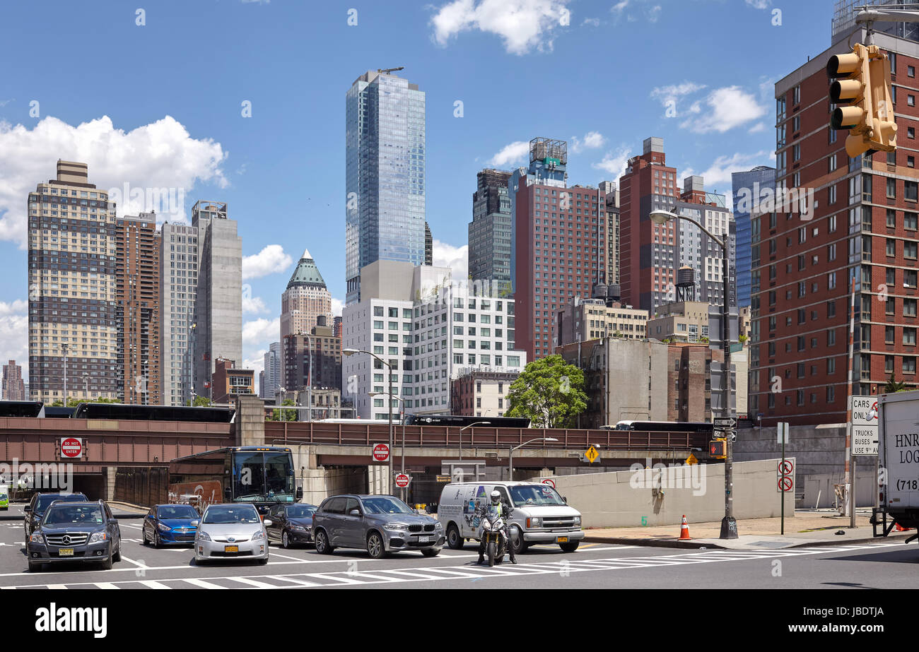 La città di New York, Stati Uniti d'America - 02 Giugno 2017: auto e moto Smetta al semaforo in Manhattan Midtown, moderna e antica architettura in background. Foto Stock