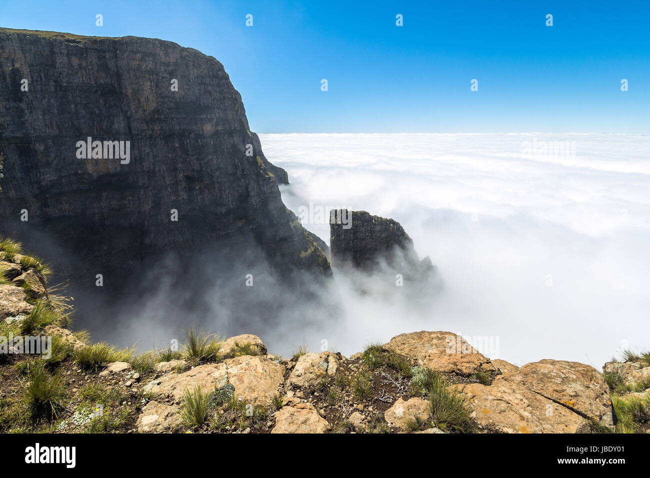 Al di sopra delle nuvole sulla Passeggiata Sentinella, Drakensberge in Sud Africa Foto Stock