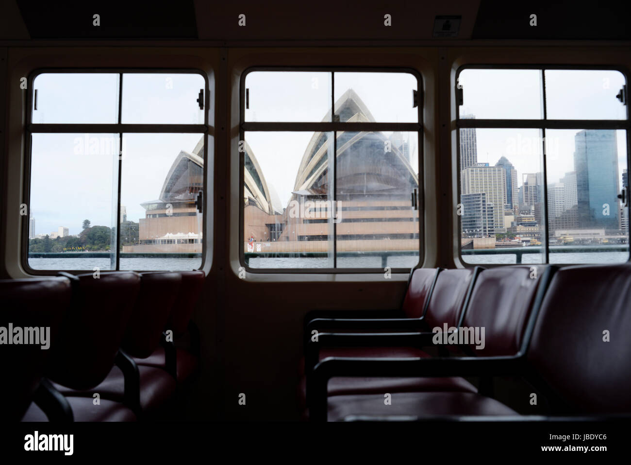 Vista della Sydney Opera House dall'interno di un traghetto sul porto di Sydney. Foto Stock