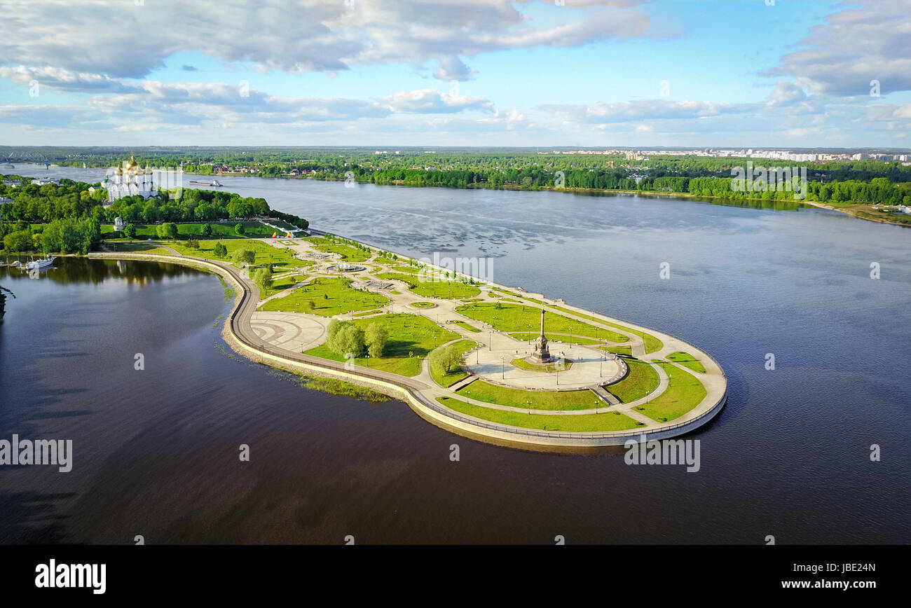 Strelka famoso parco in luogo di confluenza del Kotorosl e fiumi Volga in Yaroslavl, Russia Foto Stock