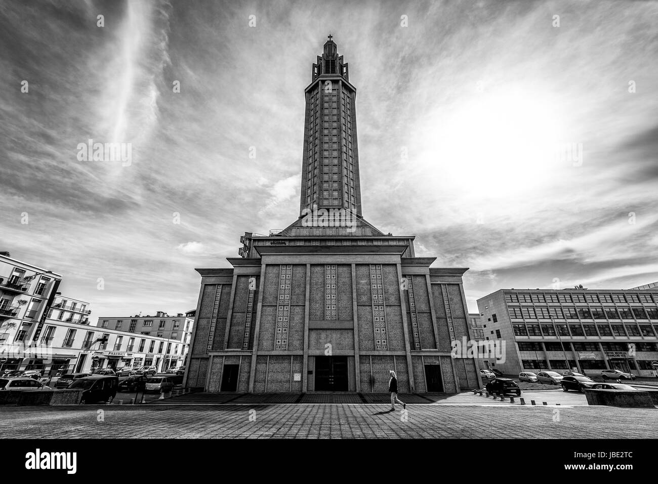 Una persona che passa il famoso le havre chiesa Foto Stock