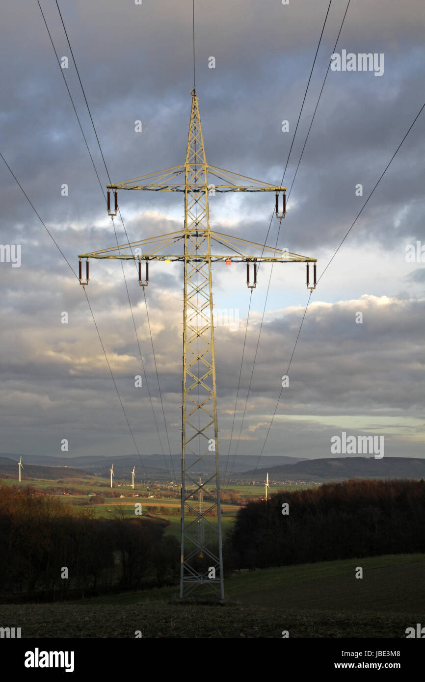 Stromleitung ins Weserbergland Foto Stock