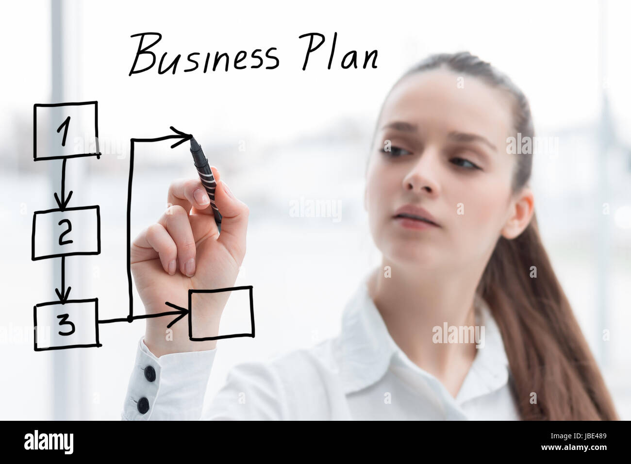 Business donna di disegno di un diagramma concettuale su schermo trasparente. Manager di disegno il concetto di business in aria Foto Stock