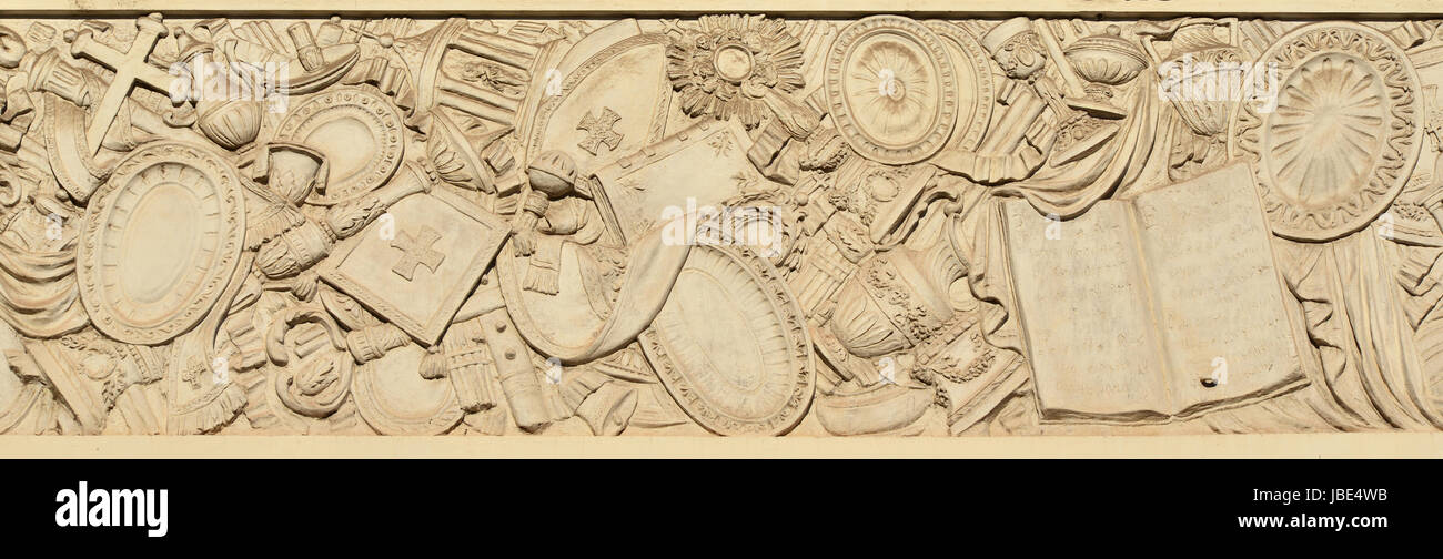 Croci e altri simboli religiosi cristiani a partire da un rilievo in stile neoclassico sulla San Pantaelo facciata della chiesa in Roma, realizzato nel 1807 dall'artista italiano Foto Stock
